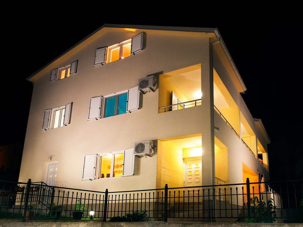 Apartments Viktoria Teodo Esterno foto